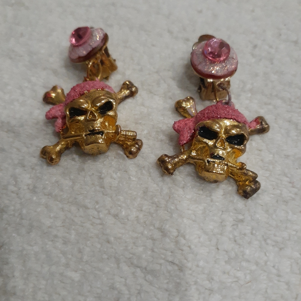 Pirate cross bone and skull clip on earrings Euc